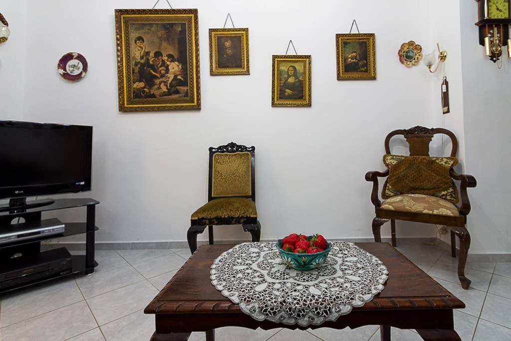 Vintage Style Apartment With Beautiful Backyard Atina Dış mekan fotoğraf