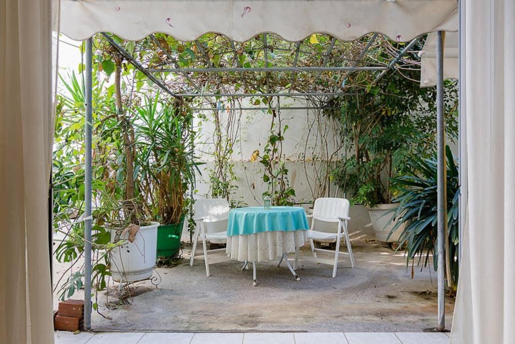 Vintage Style Apartment With Beautiful Backyard Atina Dış mekan fotoğraf