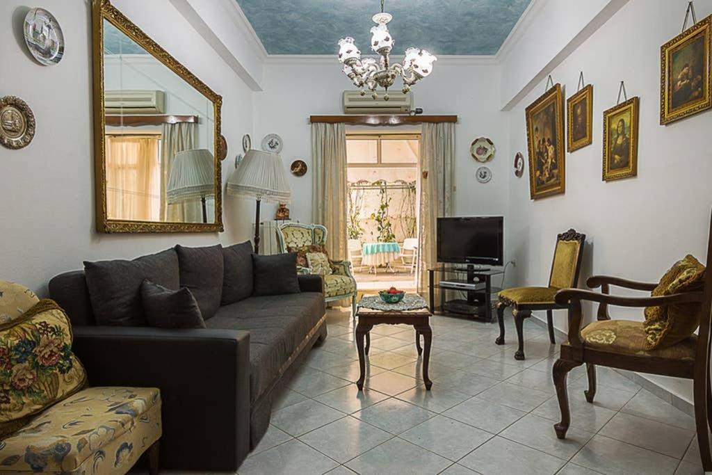 Vintage Style Apartment With Beautiful Backyard Atina Dış mekan fotoğraf